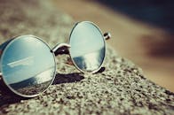 沙滩上的圆形太阳镜反射着海景