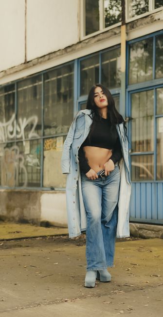 Denim on denim, today with the black top and the boots: I like it this way 🖤
#dailystyle #black #denim #boots