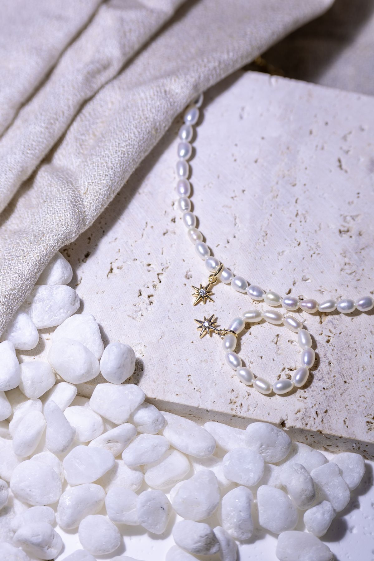 Parelketting en armband op een lichte ondergrond
