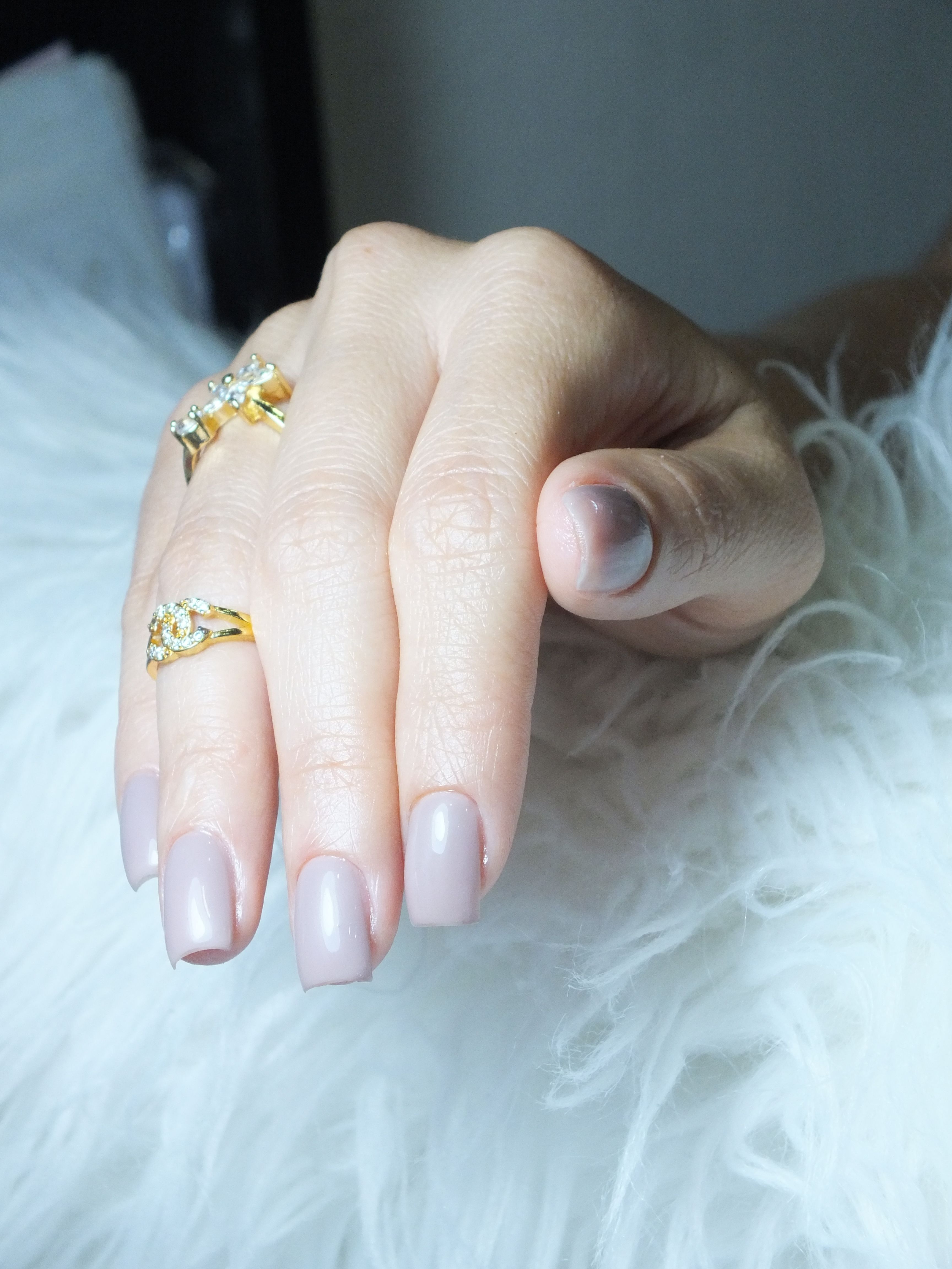 Elegant gel manicure with gold rings
