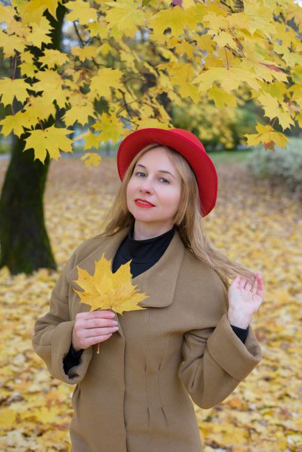 Hoy sombrero rojo intenso con abrigo camel, tonos que siempre me gustan, y las hojas cayendo alrededor 🍁
#lookdeldia #tan #coat #hat