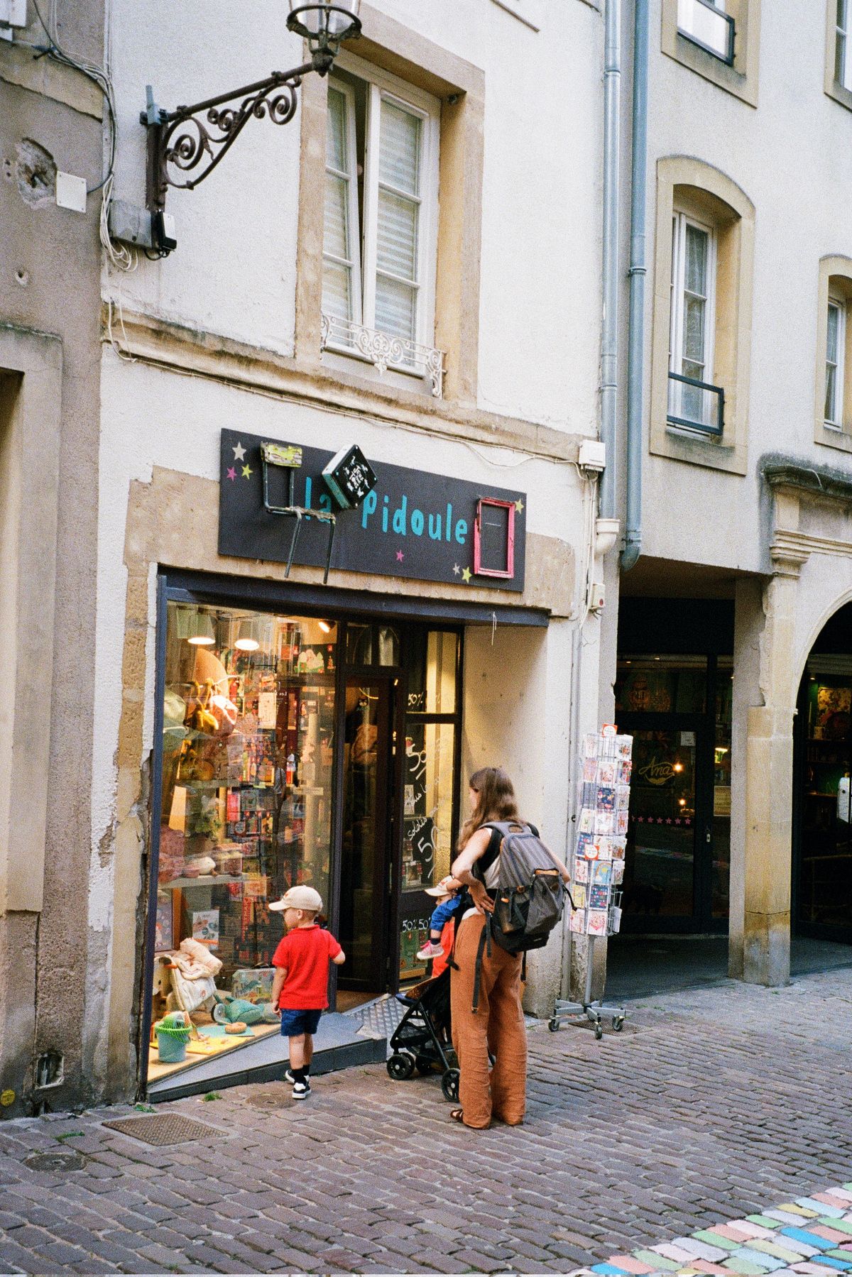 Famille faisant ses courses au marché près de La Pidoule à Metz