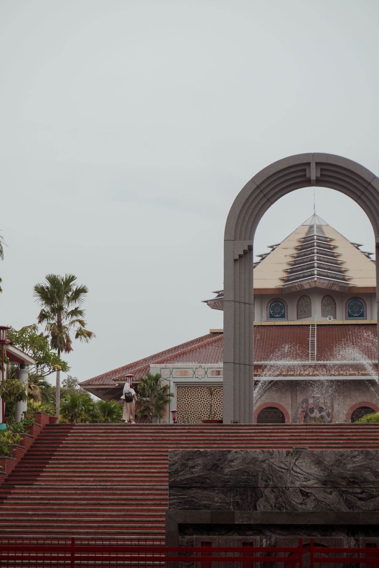 Bangunan masjid bersejarah dengan arsitektur Jawa