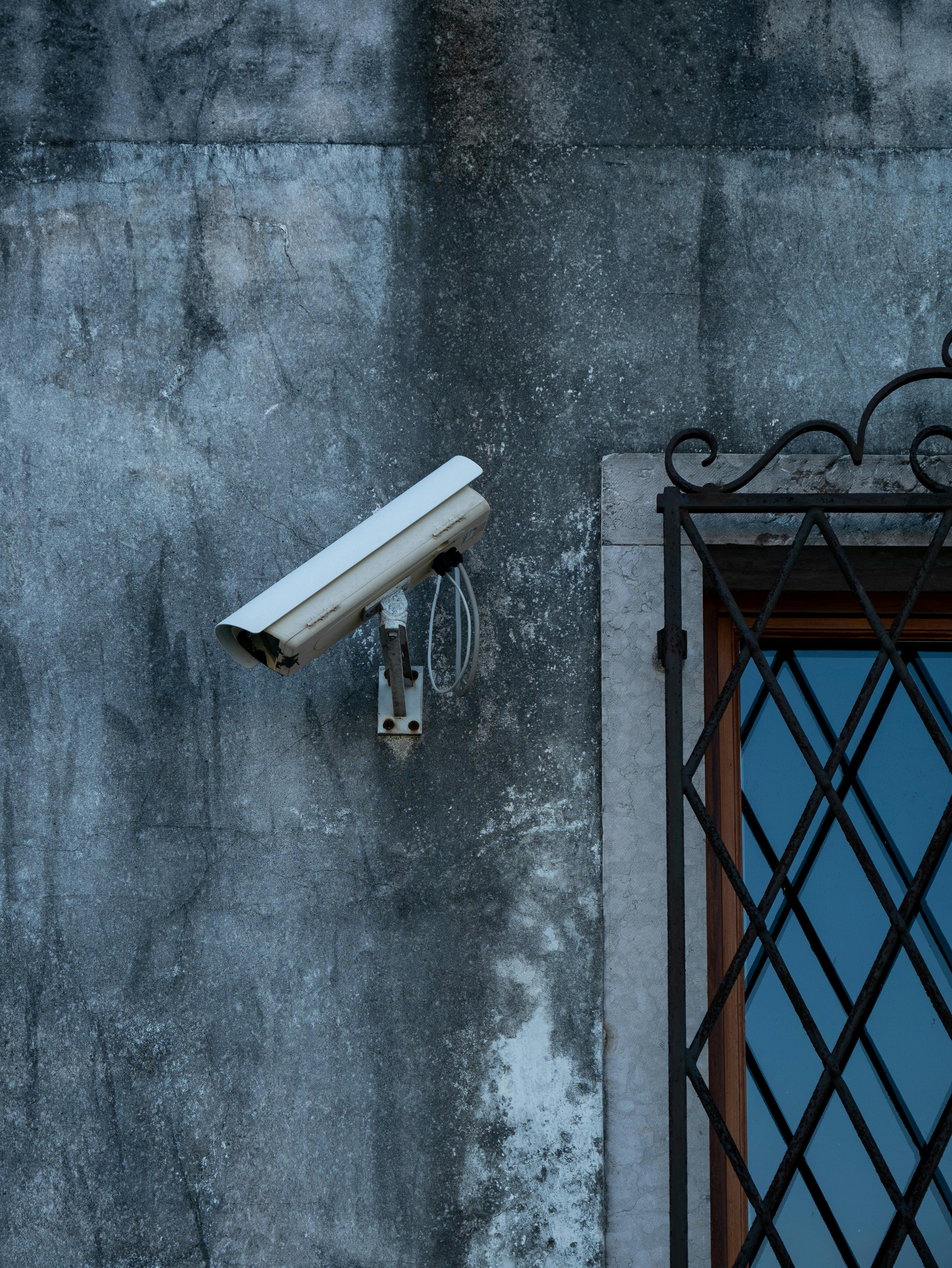 Pertimbangan Keamanan dan Privasi