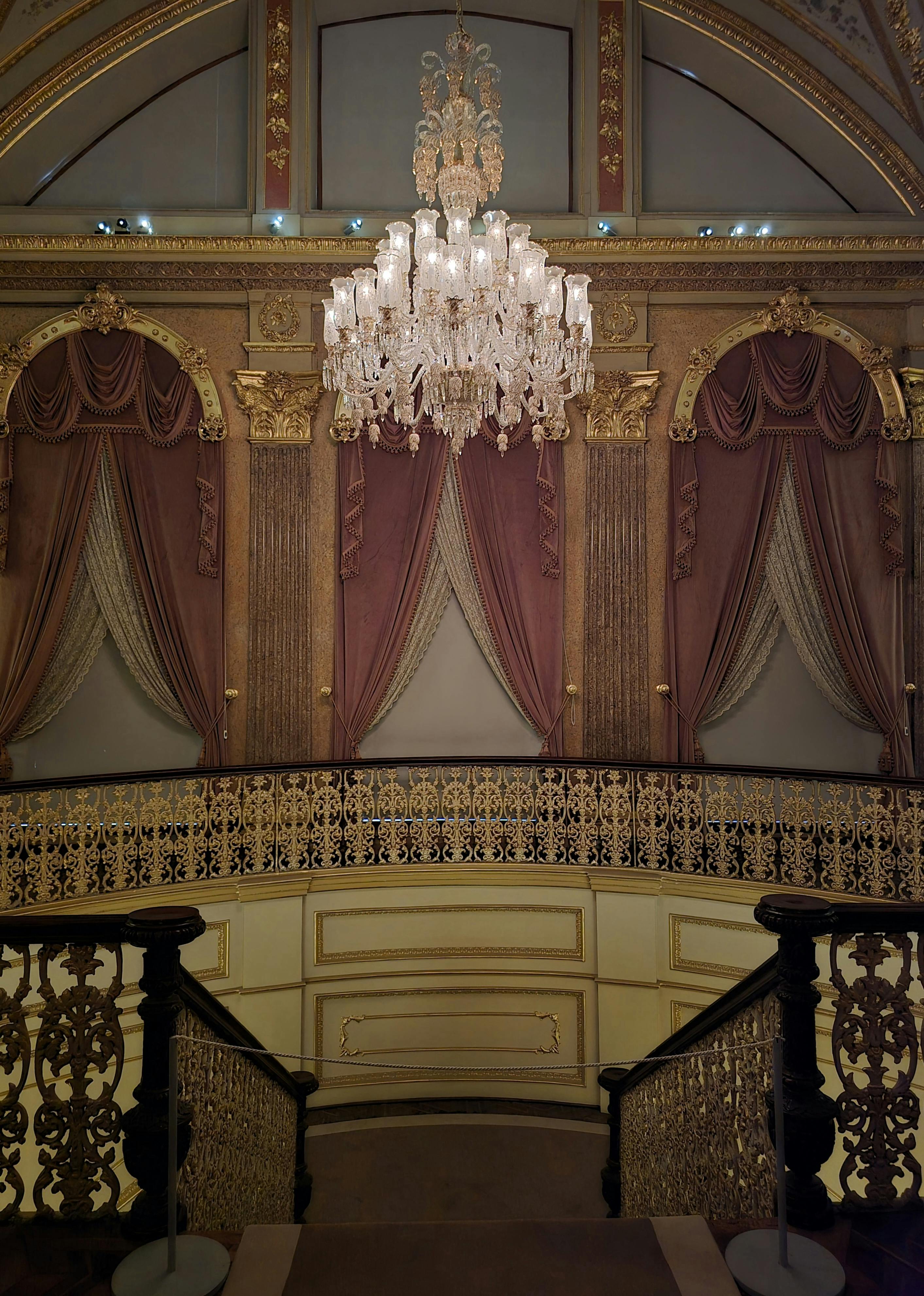 De franc Un luxós interior de teatre a Turquia amb detalls daurats ornamentats i un gran llum de sostre. Foto d'estoc
