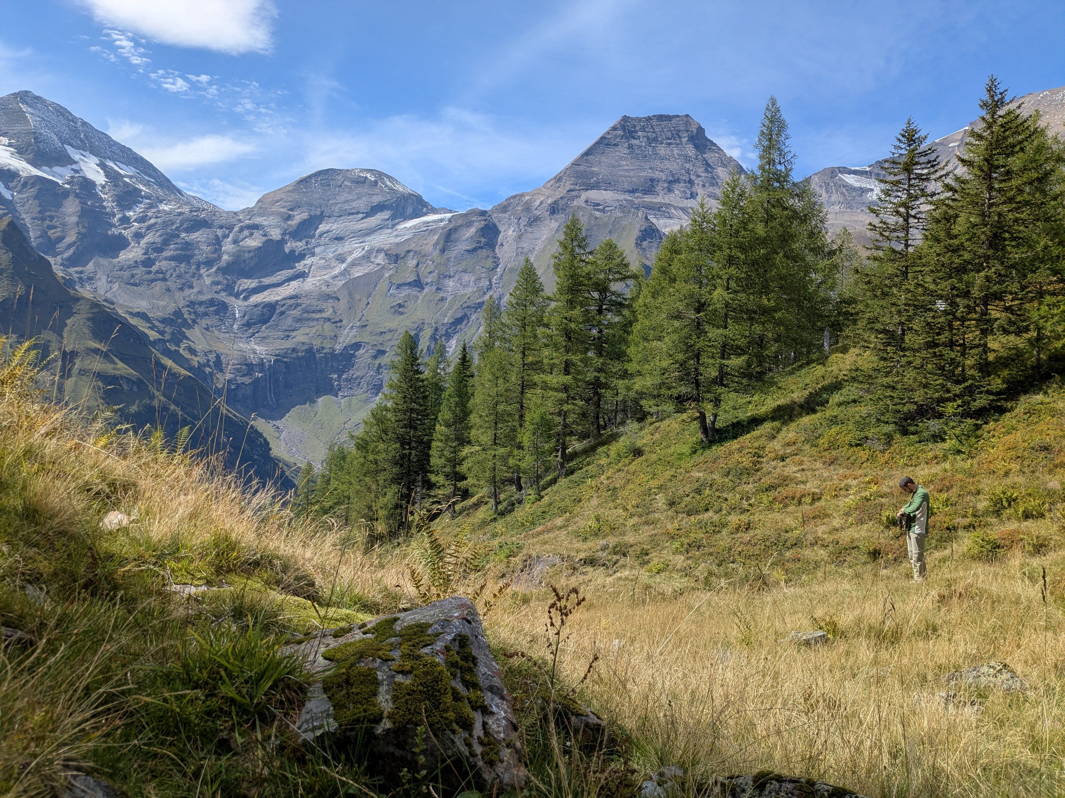 Wanderer in alpiner Berglandschaft