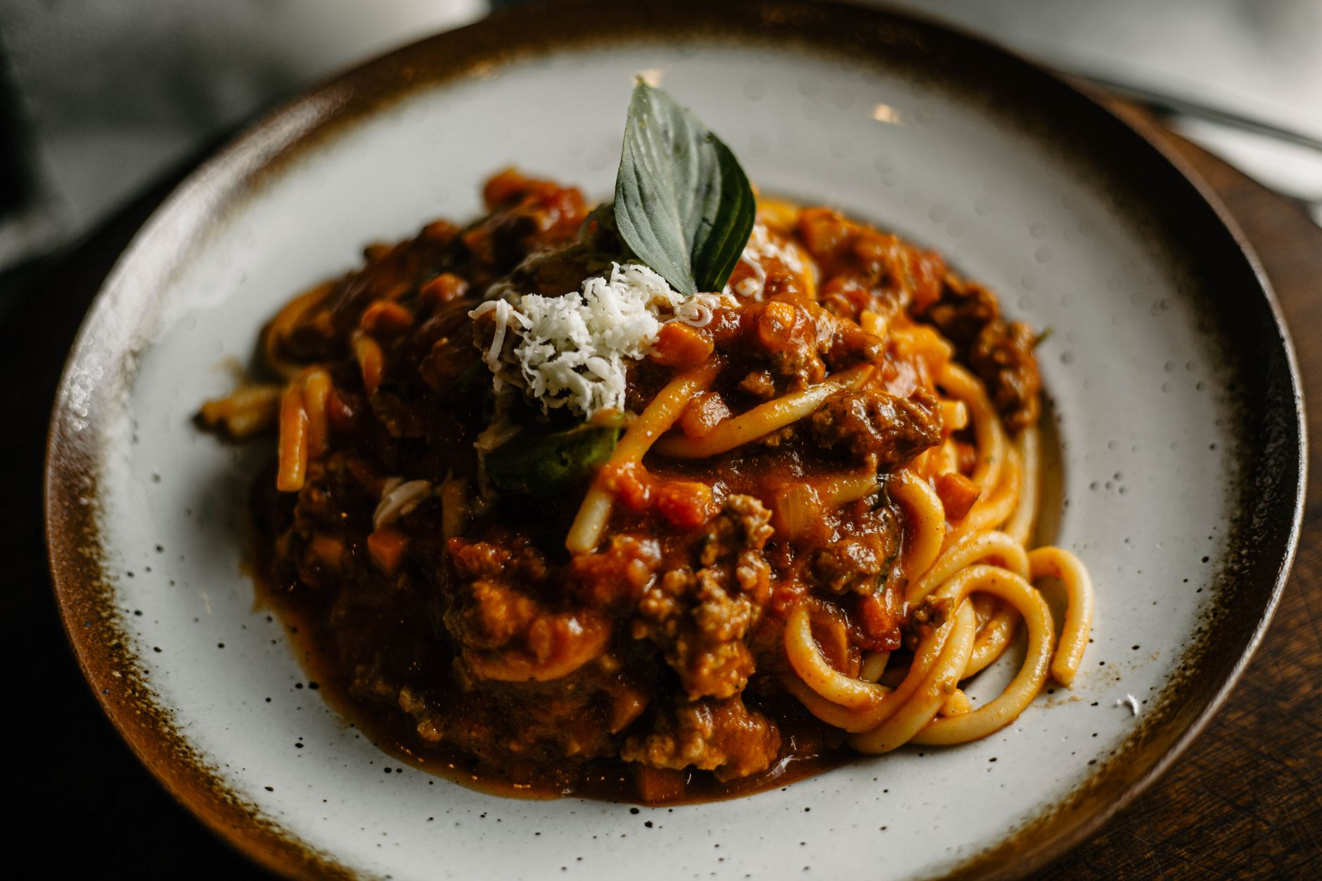 Delicioso plato de pasta para disfrutar Plato de pasta recién hecho con salsa