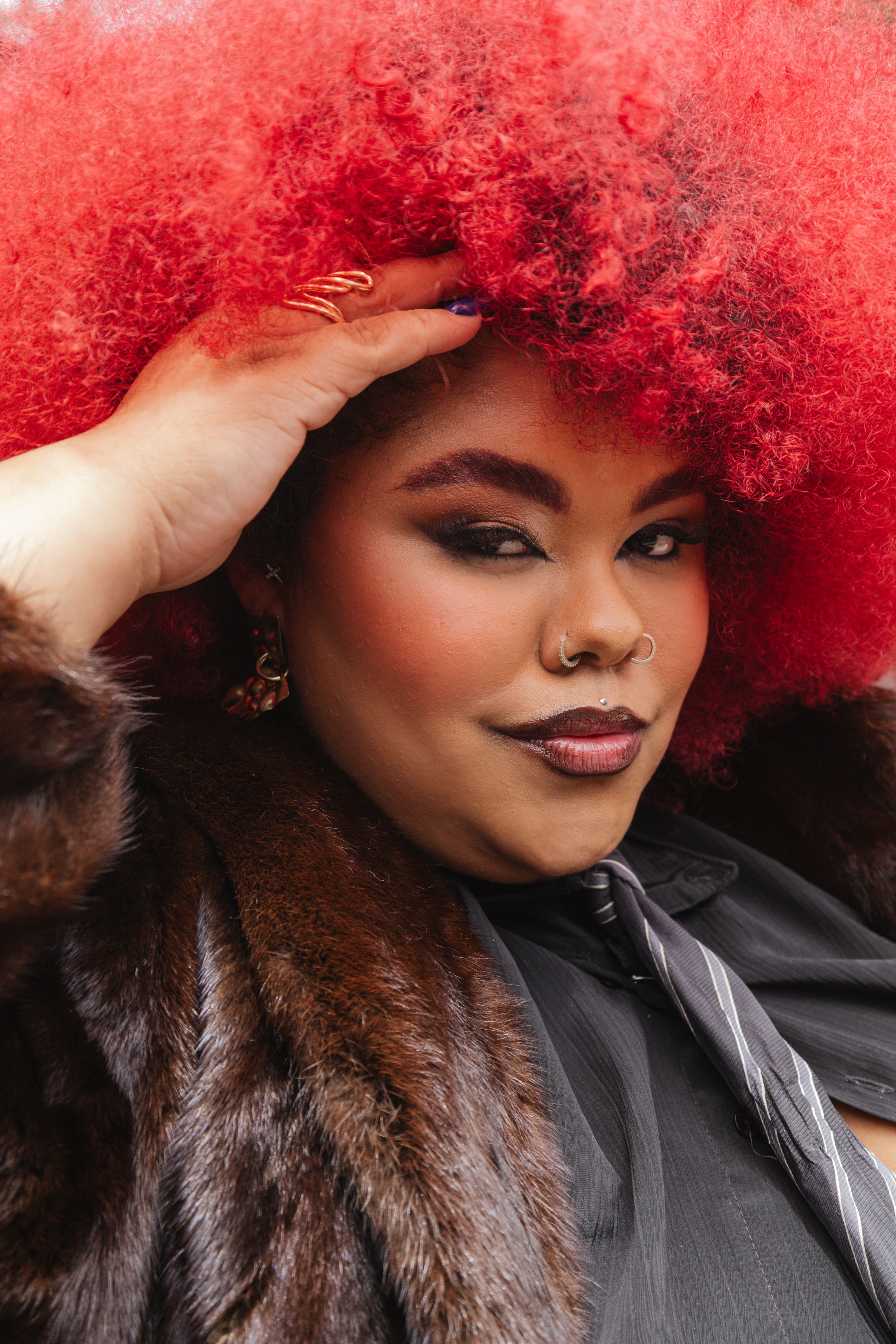 Retrato em close de uma mulher estilosa com cabelo vermelho em São Paulo.