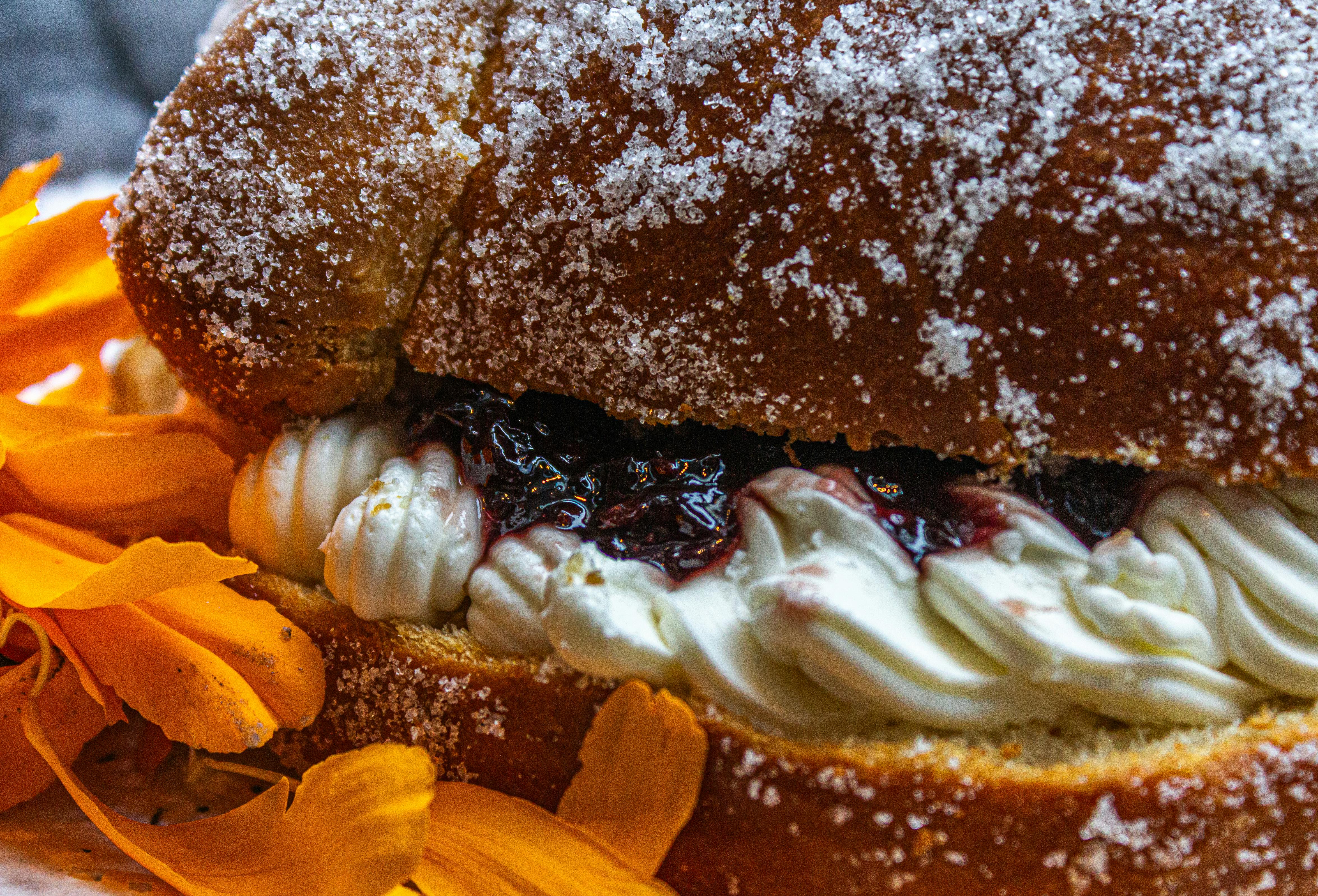 退休生活突變困境！63歲翁因意外啃超商麵包度日