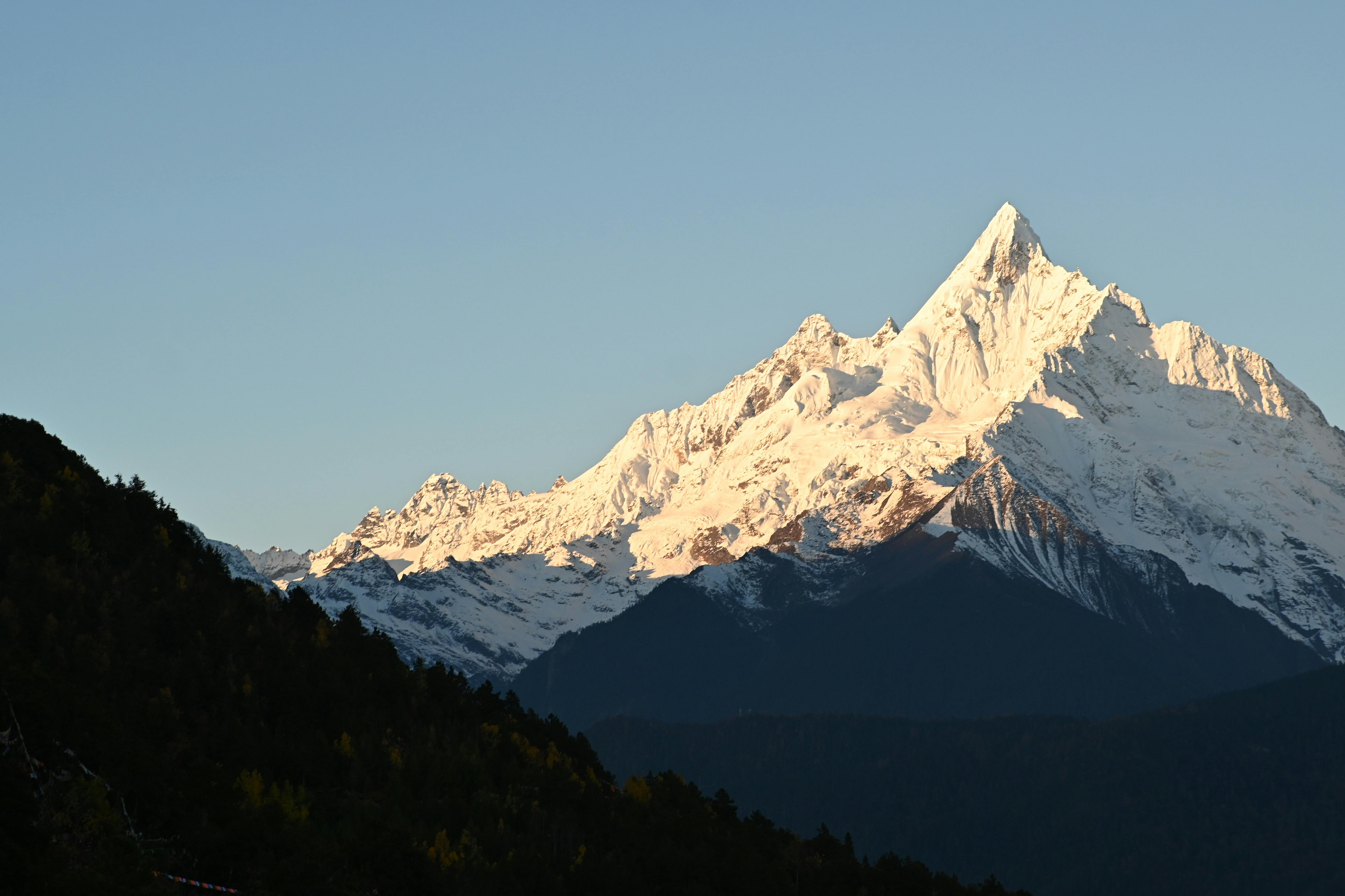 Lock in these travel deals before peak vacation season price surges — Photo by Rui Ma on Pexels