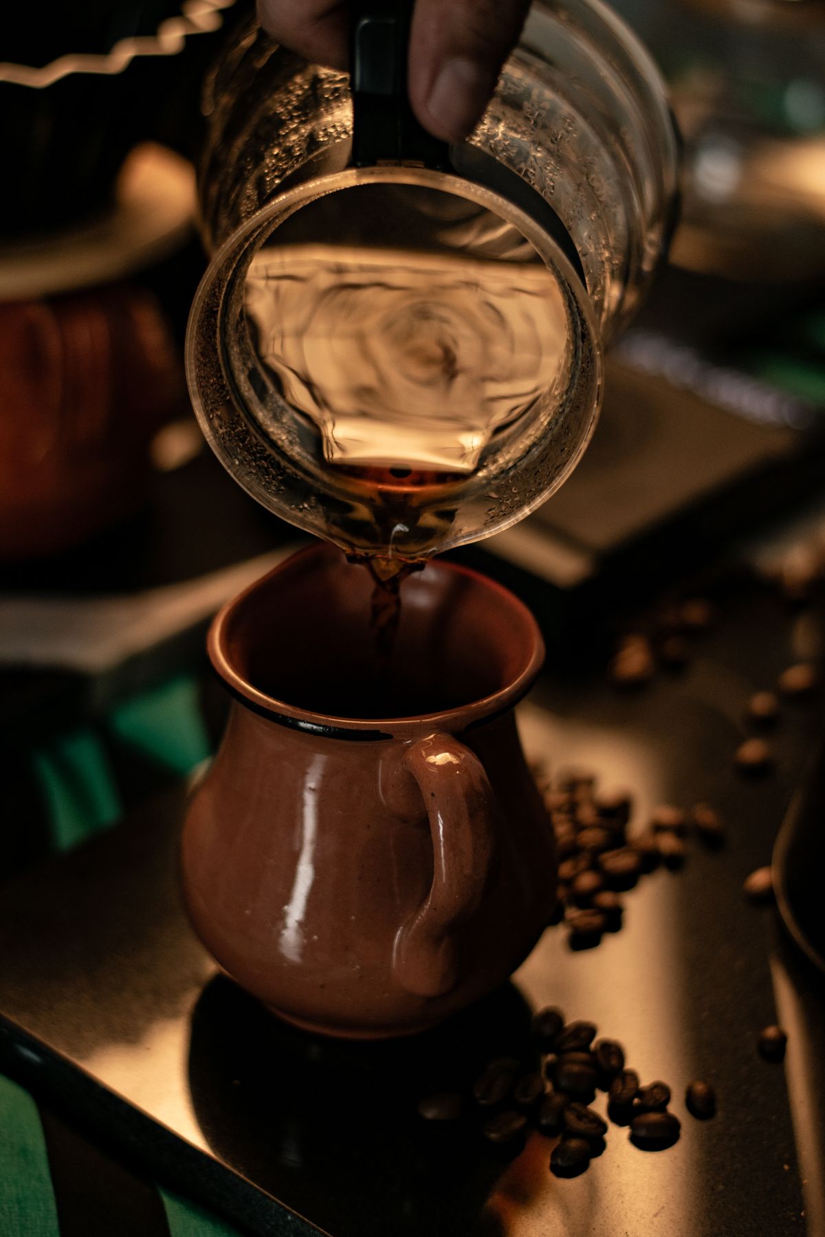 玻璃壶把浓缩倒入陶土杯