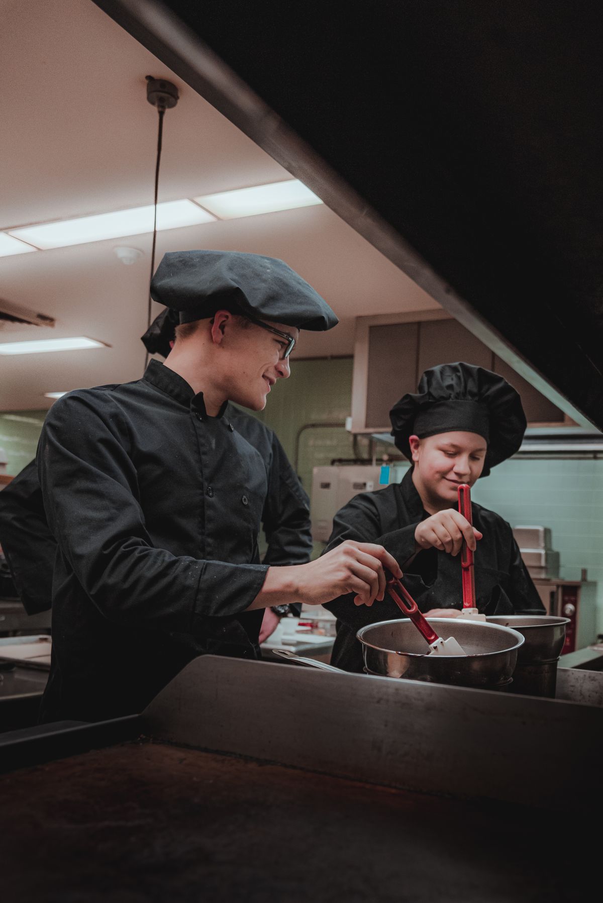 Chefs colaborando en cocina profesional