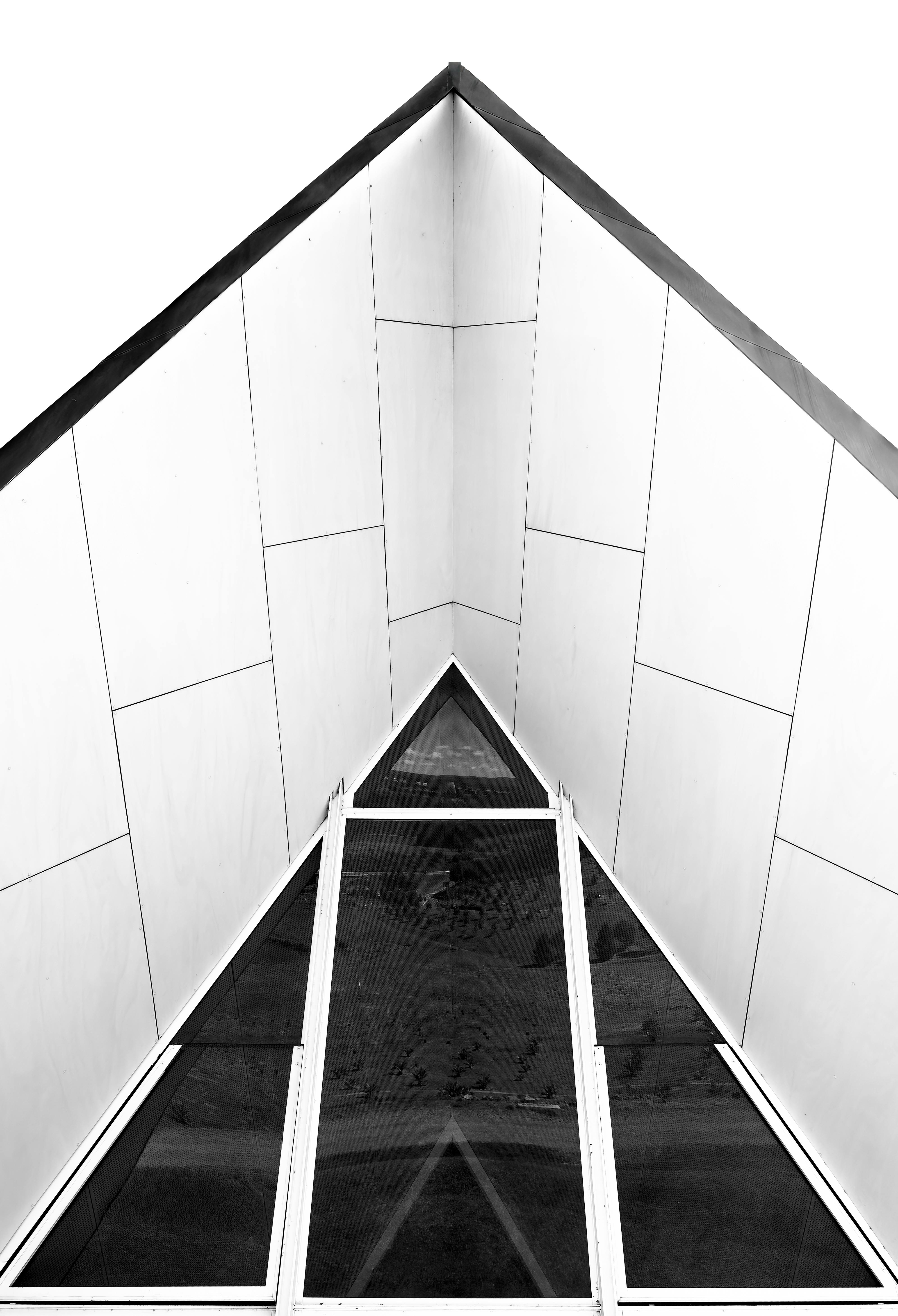 Ücretsiz Canberra'da mimari simetriyi vurgulayan geometrik bir bina yapısının monokrom görüntüsü. Stok Fotoğraflar