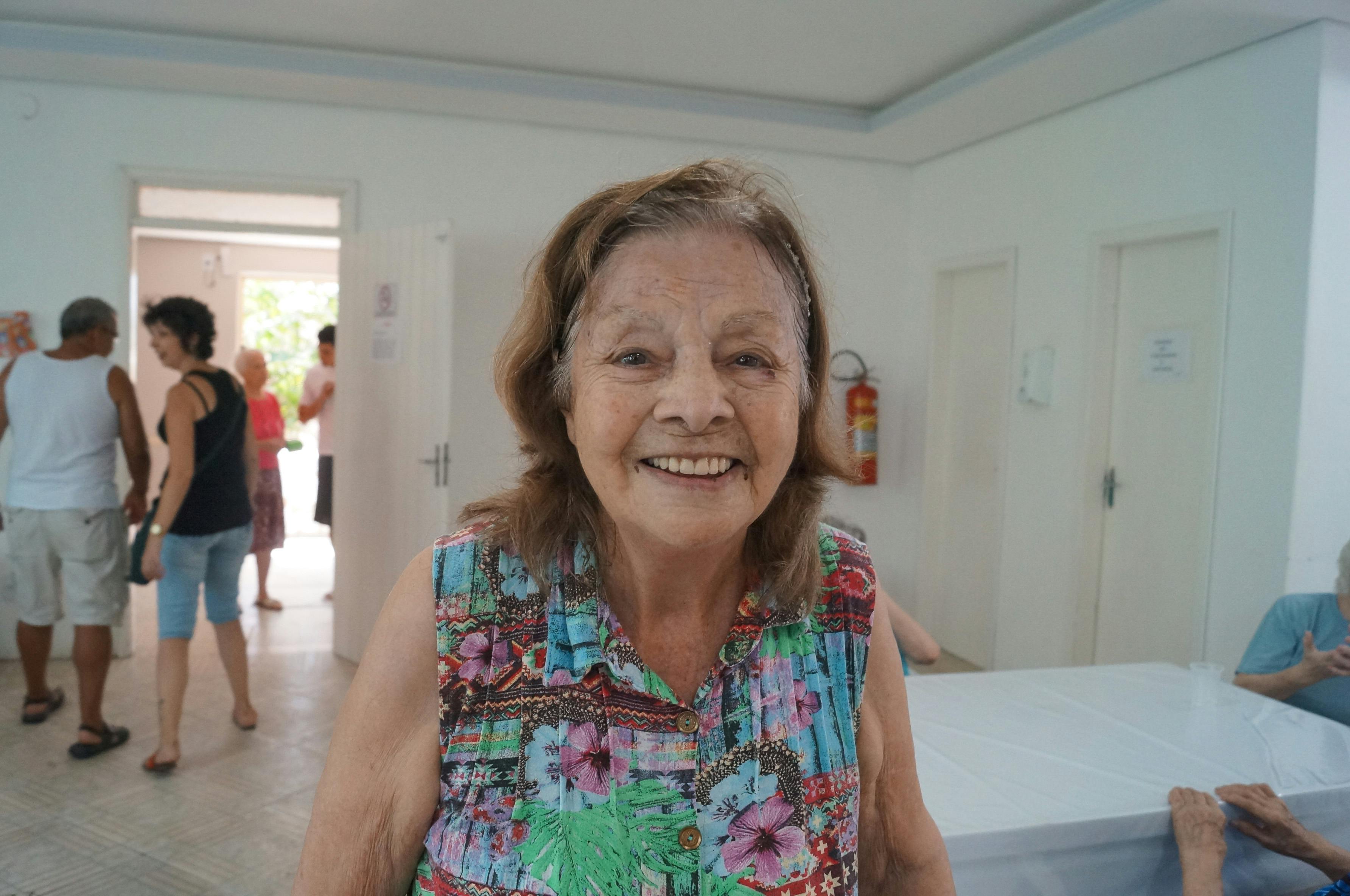 Kostenloses Foto zum Thema: ältere frau, lächeln, oma