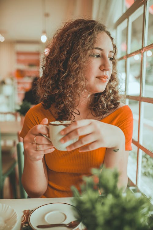 Foto De Mujer Sosteniendo Una Taza