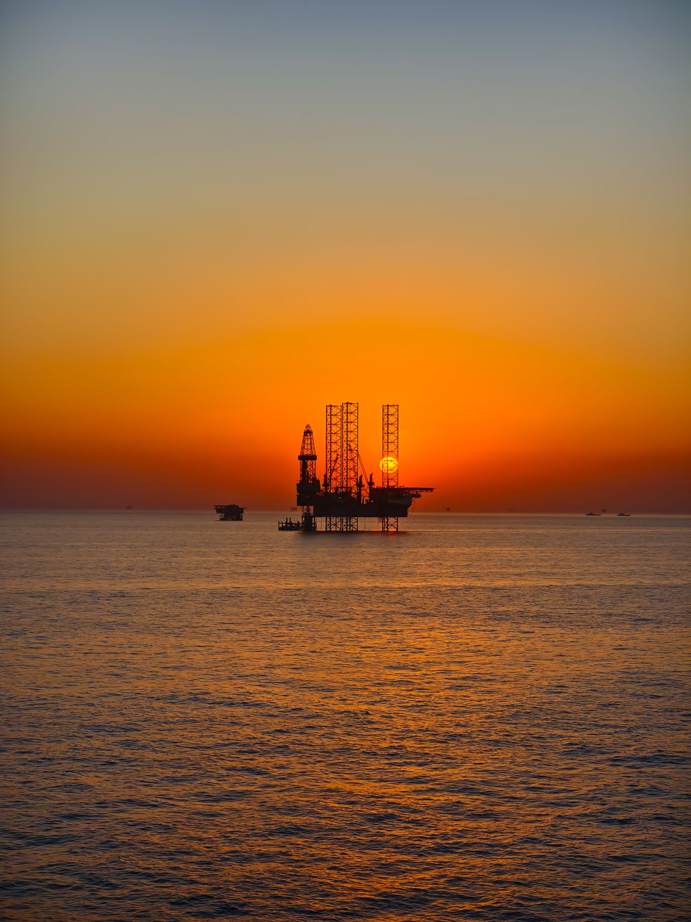 Plataforma offshore ao entardecer