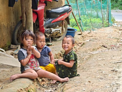 Duduk Riang Sekelompok Anak Anak Dan Remaja Duduk Di Tangga · Foto Stok Gratis