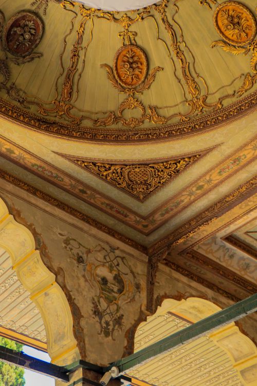 Free Elegant ornate ceiling featuring detailed, historical motifs and rich decorations. Stock Photo