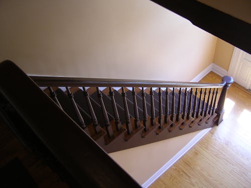 免費 白色的木門前的棕色木製樓梯 圖庫相片