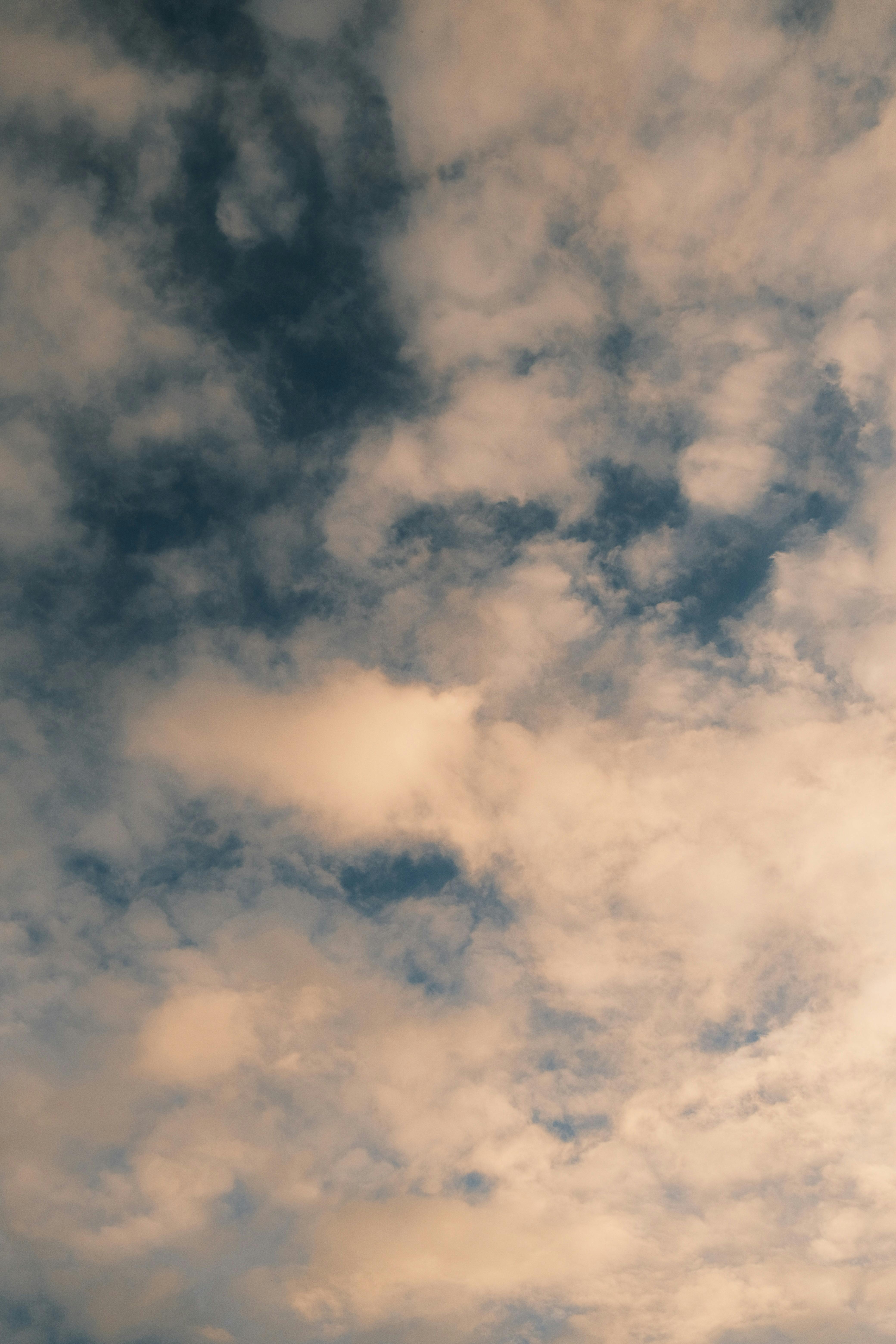 gratis Betoverende lucht vol zachte, dunne wolken, verlicht door de zachte kleuren van de zonsondergang. Stockfoto