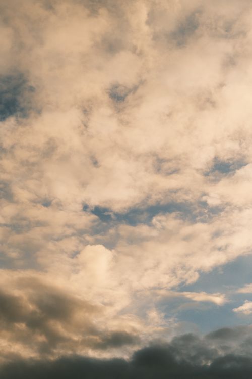 Free A tranquil sky filled with soft, fluffy clouds. Ideal for serene and peaceful concepts. Stock Photo