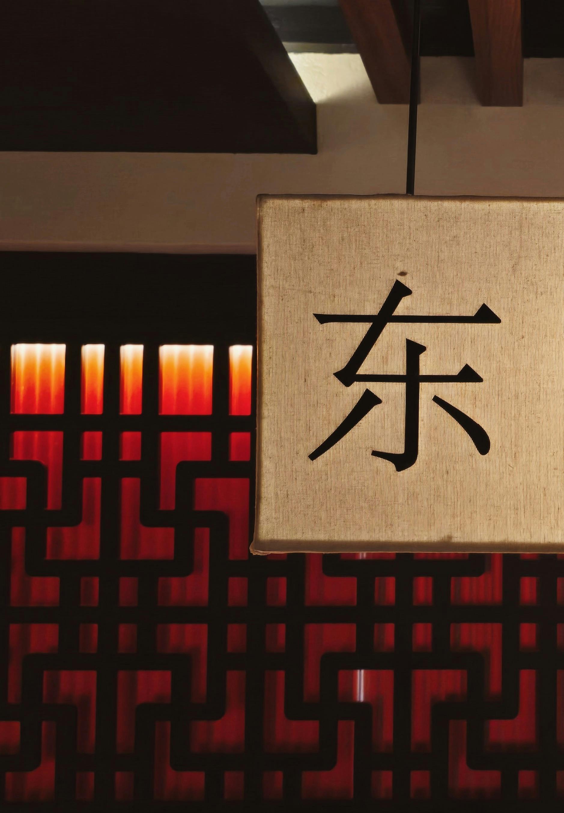 Gratis Una lámpara oriental bellamente diseñada con un fondo rojo, que muestra elementos decorativos tradicionales chinos. Foto de stock