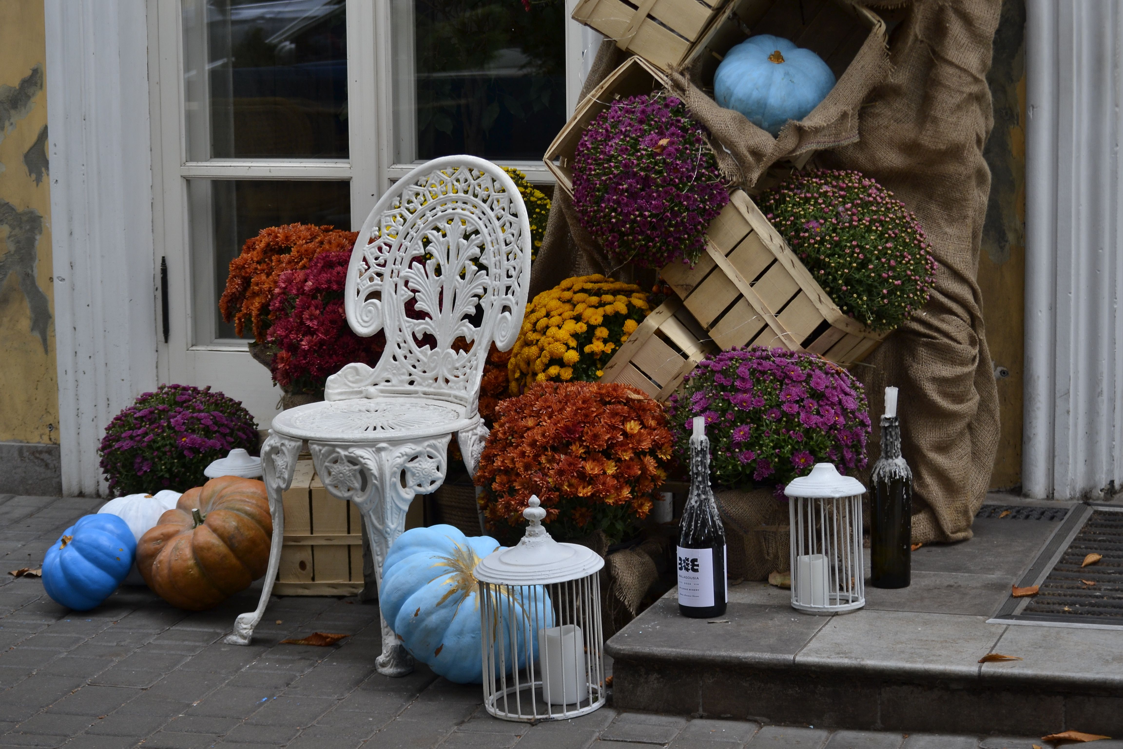 Veranda met herfstdecoraties zoals pompoenen en dekens.