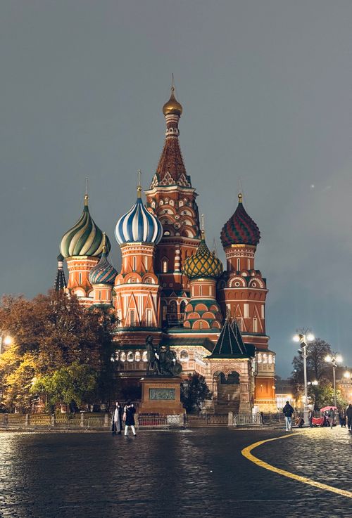Free Saint Basil’s Cathedral beautifully lit at night in Moscow’s Red Square. Stock Photo