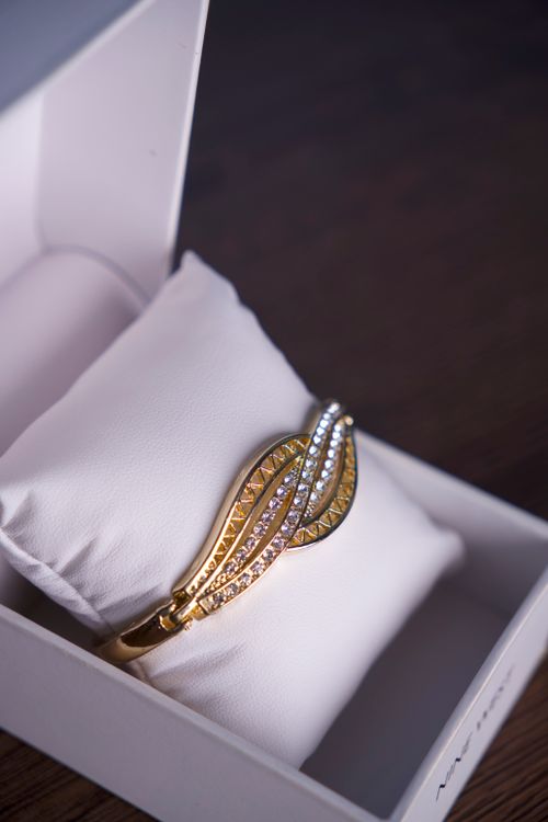 Free A stunning gold bracelet with diamonds elegantly presented in a white gift box, perfect for special occasions. Stock Photo