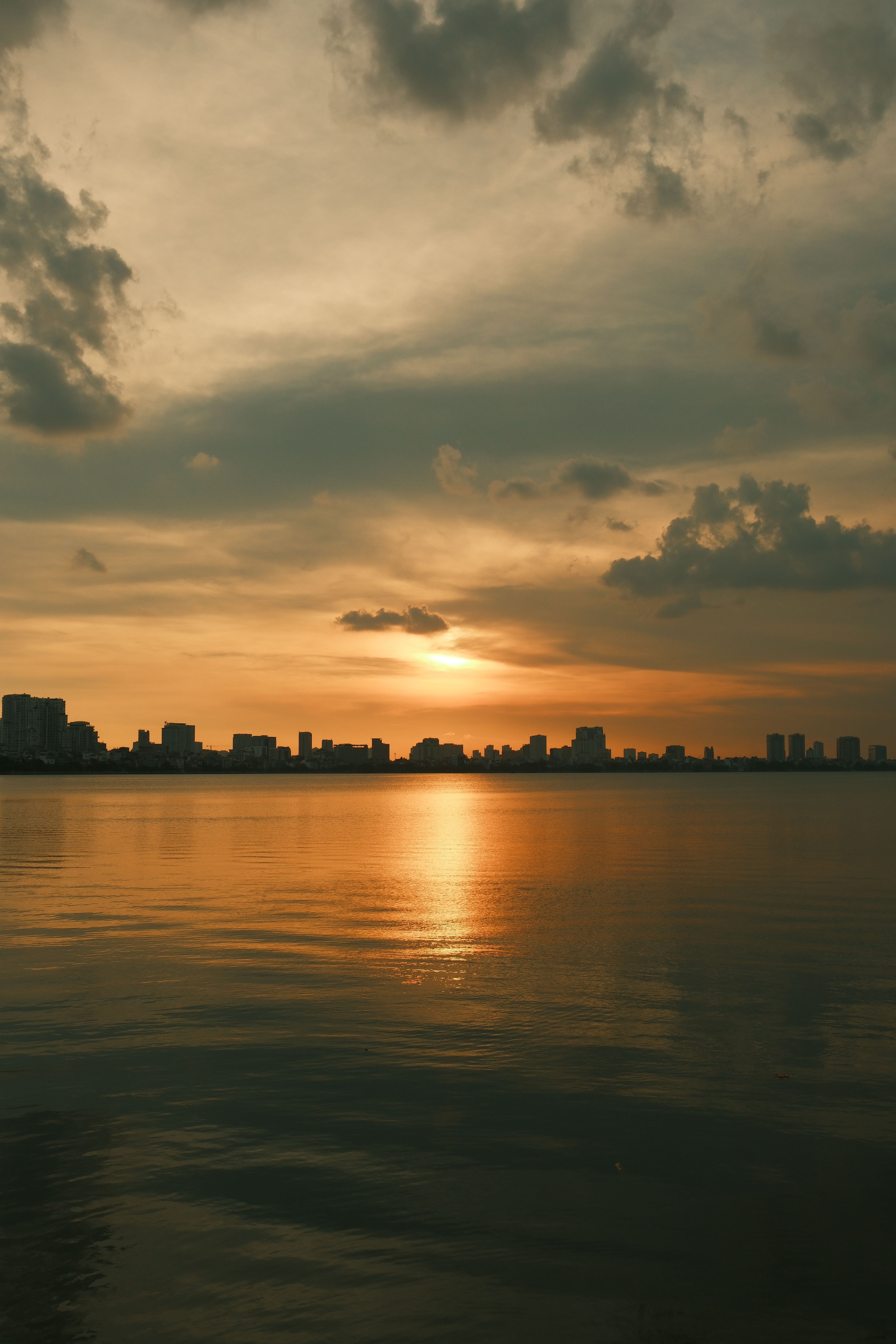 Serene Sunset Over California City Skyline · Free Stock Photo