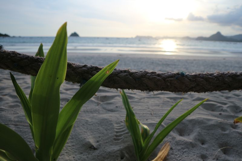 Pondok pantai di Lombok saat matahari terbenam