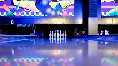 Juego De Bolos En El Suelo