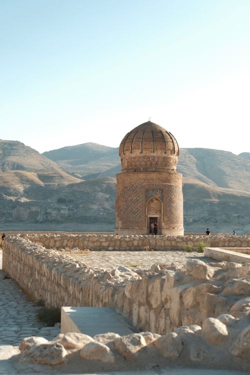 Free Explore the ancient architecture of Hasankeyf, Türkiye, with this stunning stone structure. Stock Photo