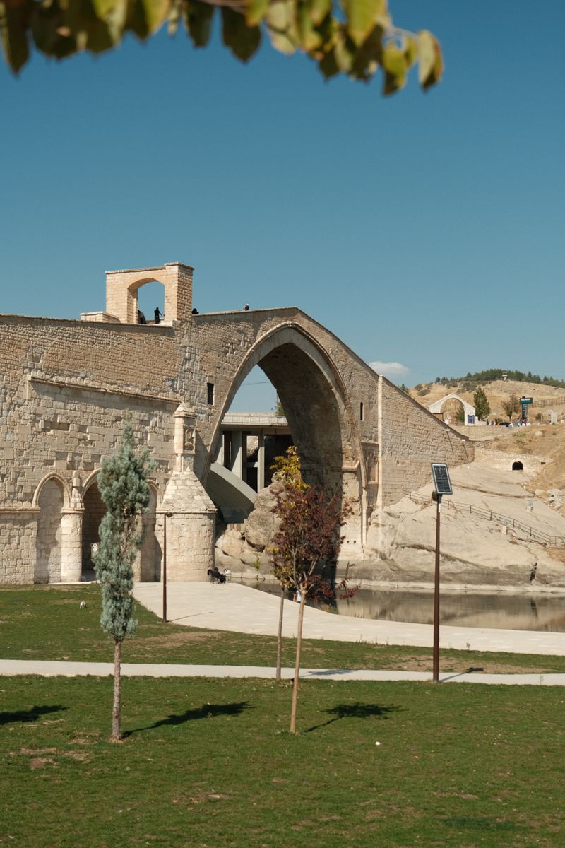 Explore the ancient Malabadi Bridge, a stunning architectural landmark in Diyarbakır, Türkiye.