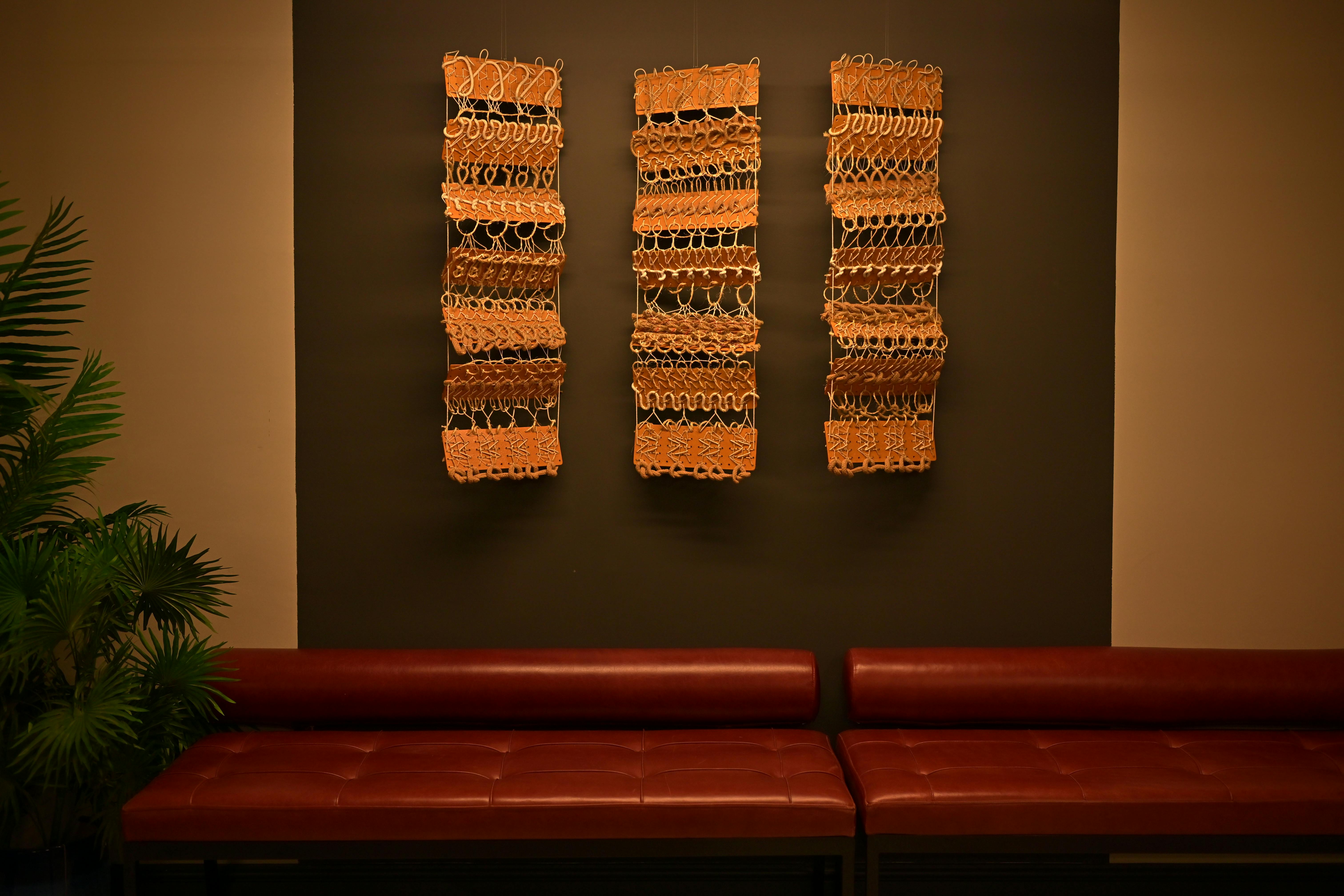 grátis Lounge elegante com assentos de couro e peças de arte de parede exclusivas, criando uma atmosfera acolhedora. Foto profissional