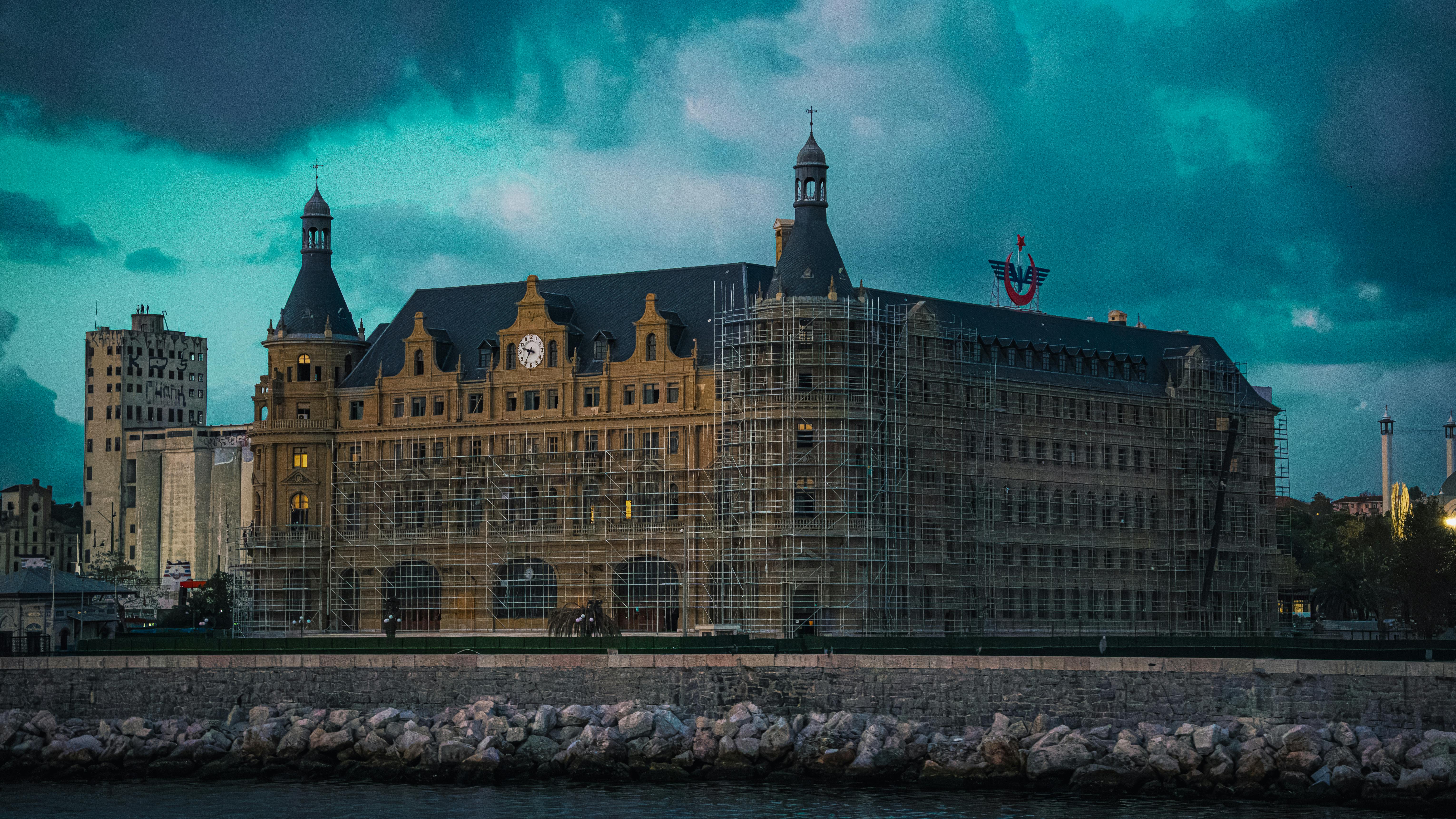 財經青紅燈：營建股資金西進，市場熱度轉移解析