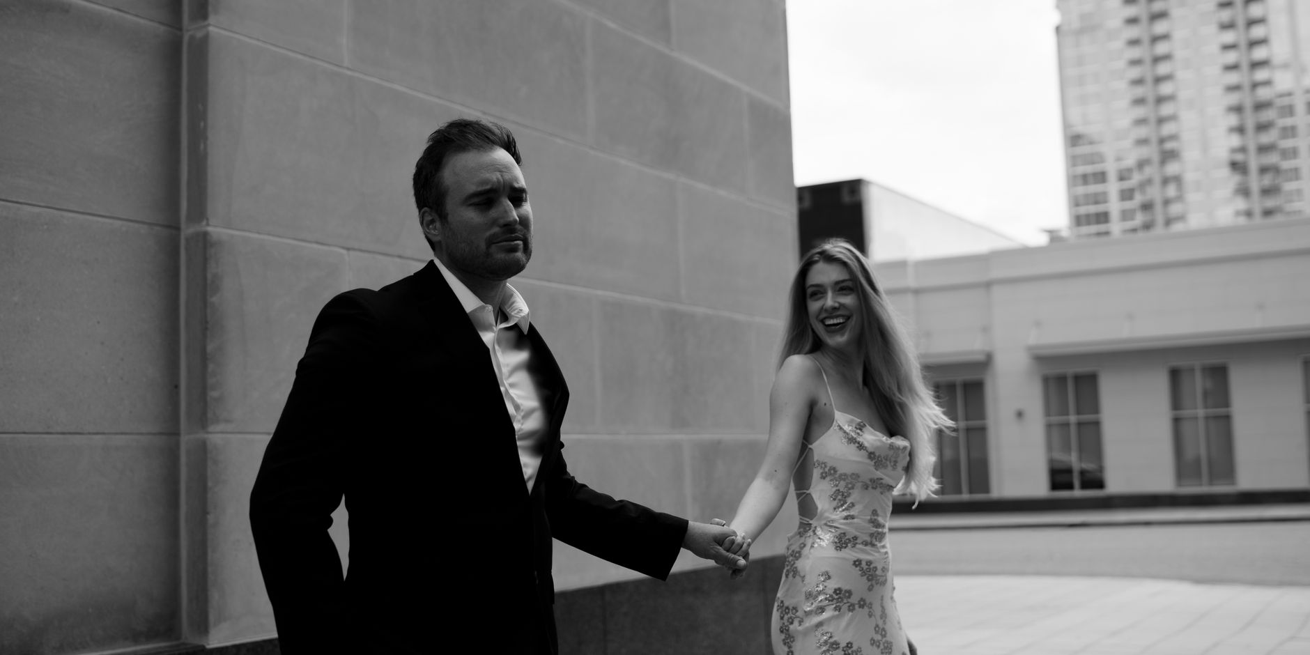 Unveiling Mississauga's Hidden Architectural Marvels for Exquisite High-End Engagement Sessions