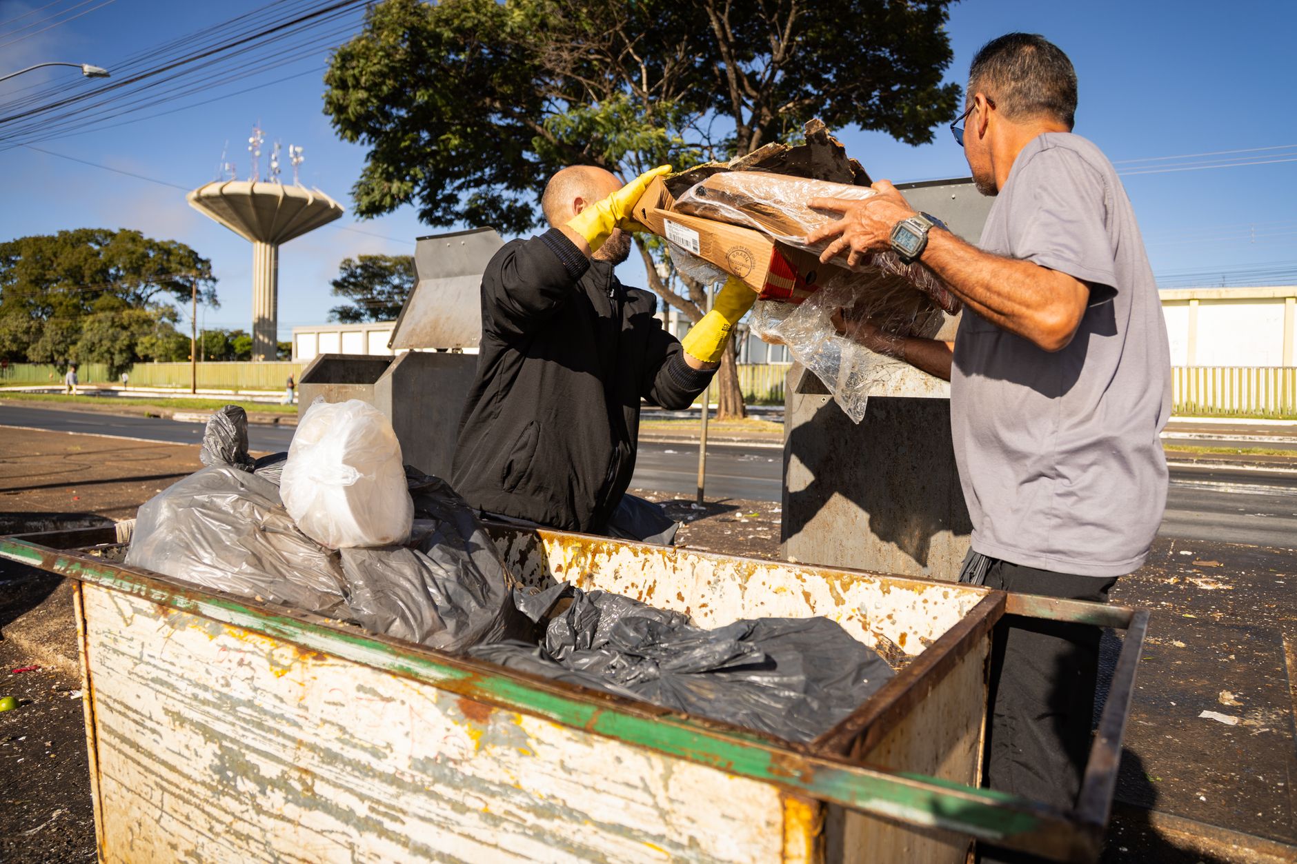 Lixo se acumula na periferia de Maceió e vira crise de saúde