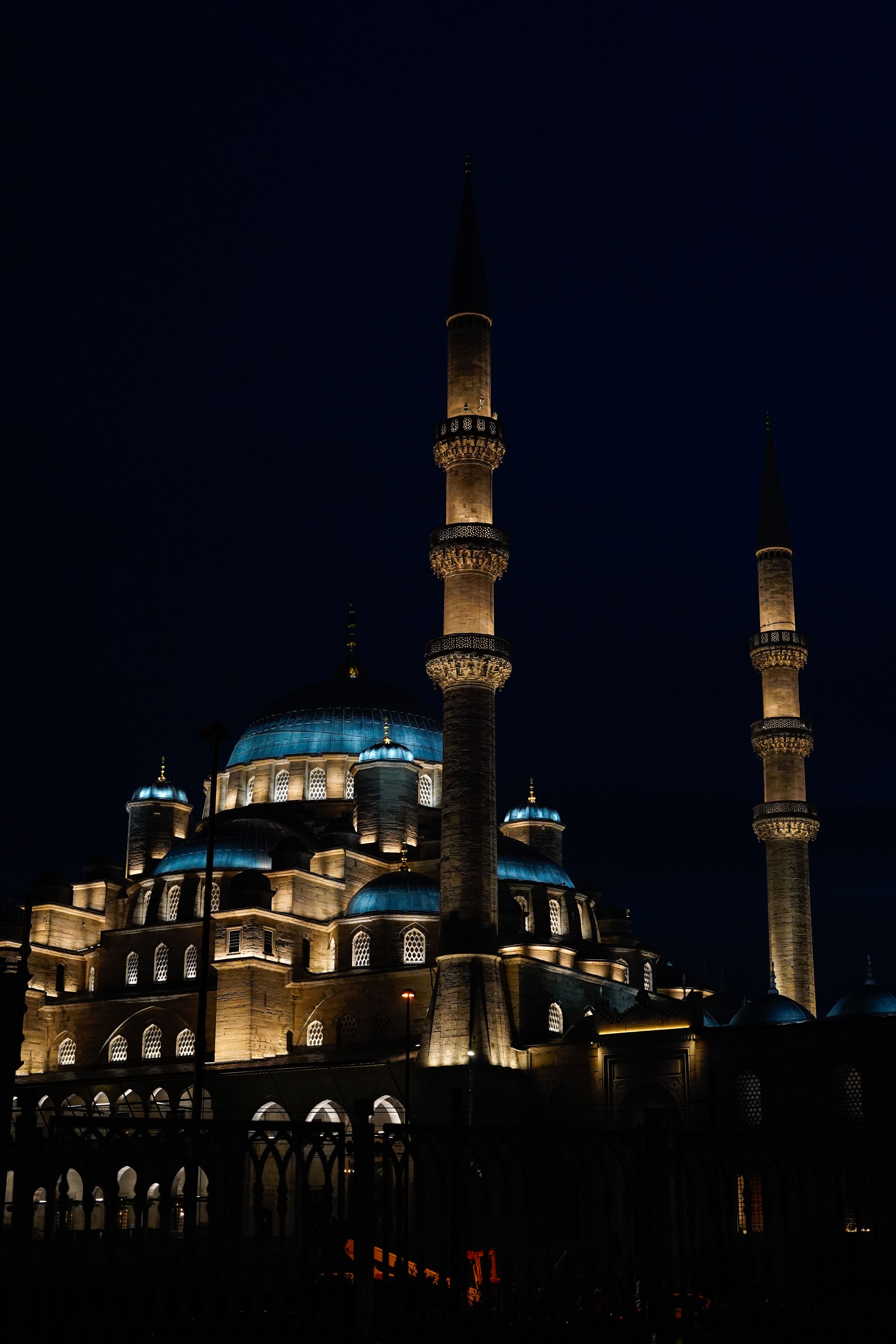 Stunning Night View of Illuminated Mosque · Free Stock Photo