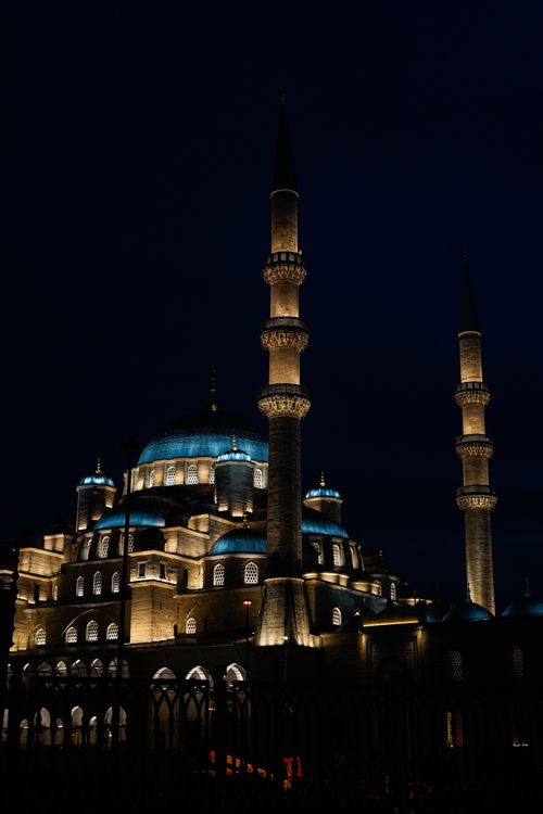 Free Majestic illuminated mosque with minarets at night, showcasing architectural beauty. Stock Photo