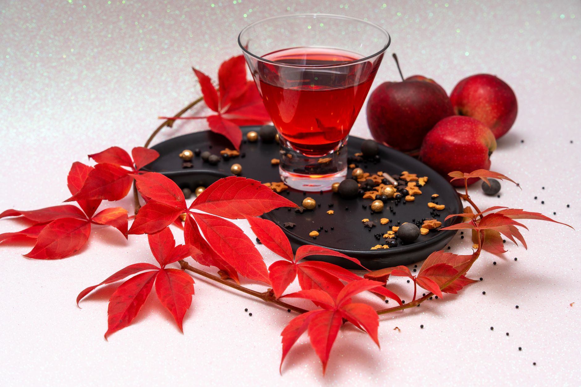 Apple cider vinegar lime and cayenne pepper benefits — A still life of apple juice surrounded by red apples and fall leaves, capturing autumn's essence.