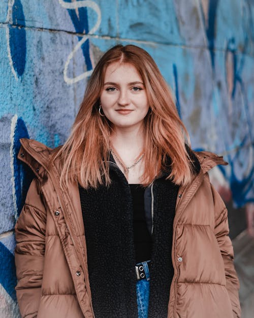 Photo D'une Femme Portant Une Veste à Bulles Marron