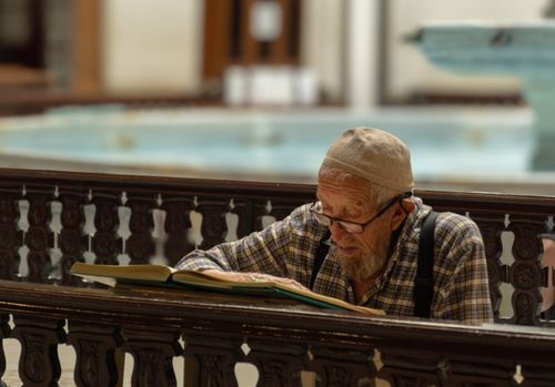 Free An elderly man reads attentively inside a mosque in Bursa, Türkiye. Stock Photo