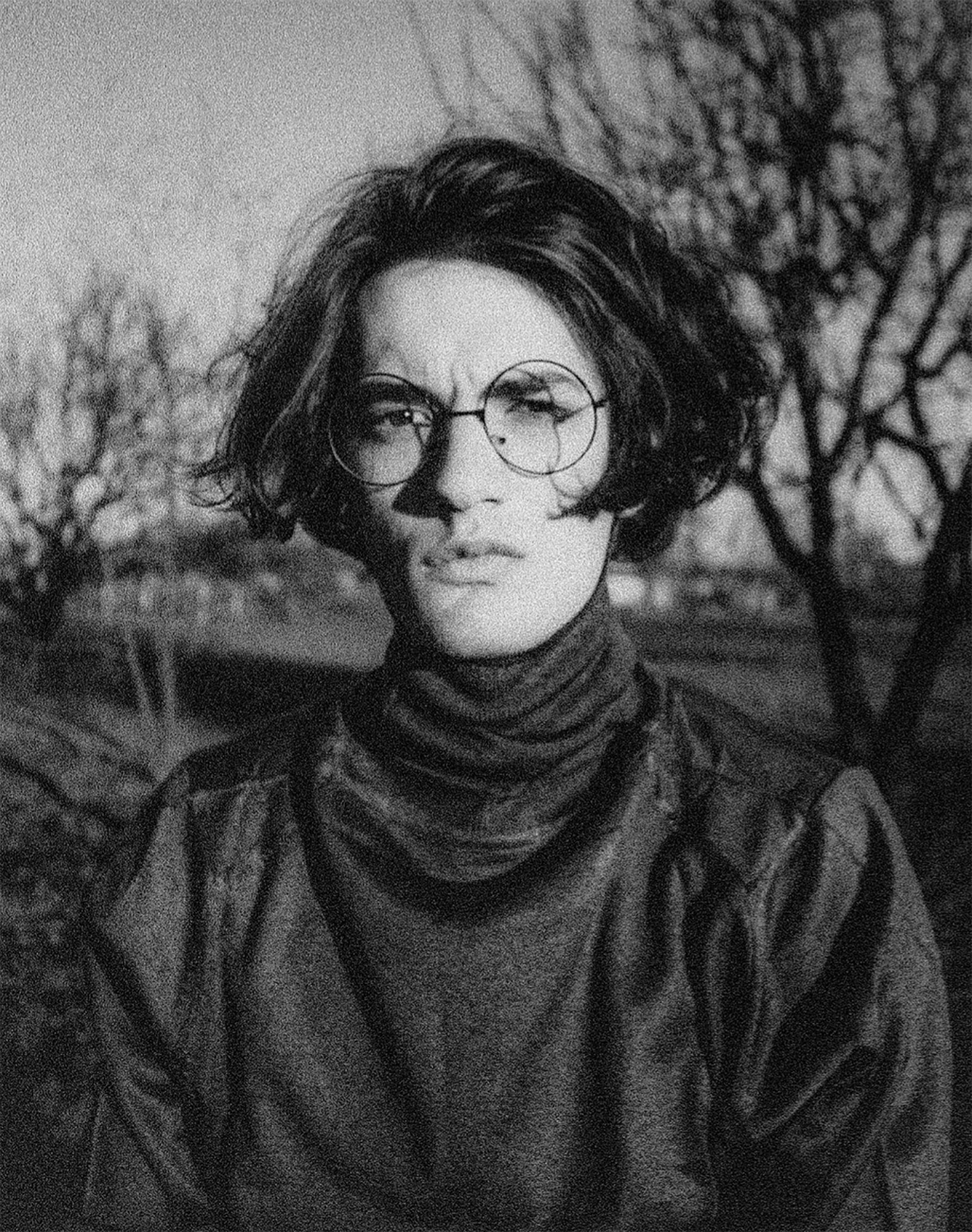 Gratis Ritratto in bianco e nero che cattura un'atmosfera vintage con una persona all'aperto che indossa occhiali. Foto a disposizione