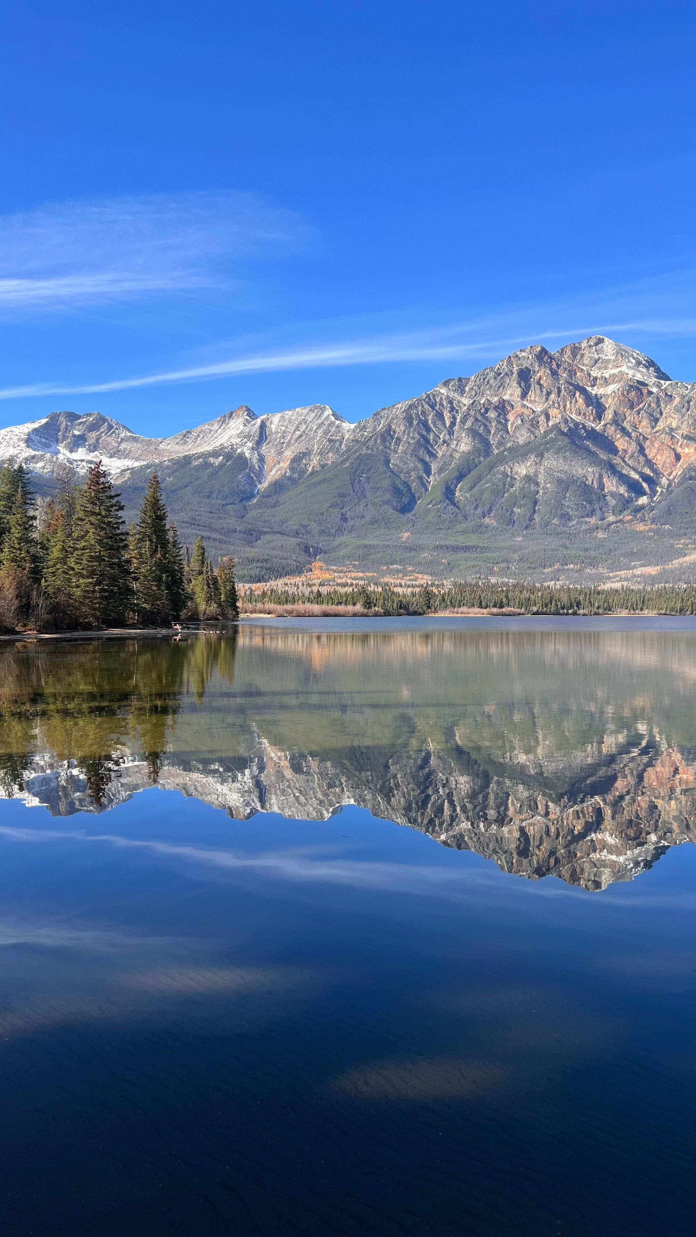 Scenic Mountain Reflections on Tranquil Lake · Free Stock Photo