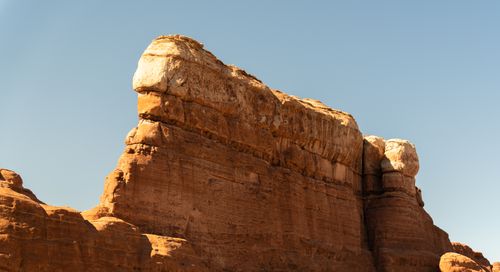 Free Impressive sandstone cliff under clear sky in Utah's desert landscape. Stock Photo