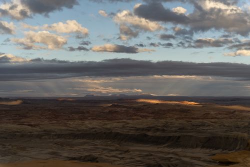 Free A breathtaking view of the Utah desert at sunset with dramatic cloud formations. Stock Photo