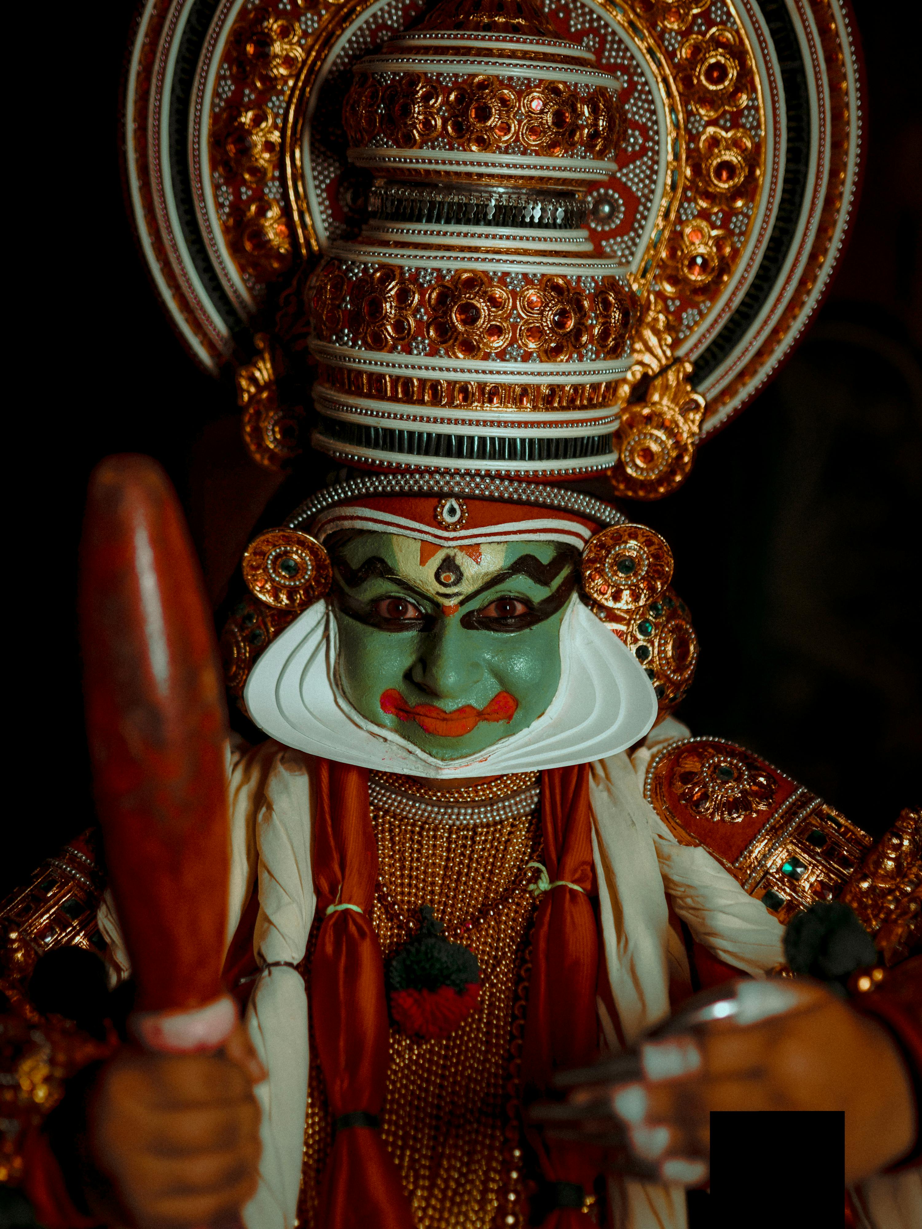 grátis Retrato vívido de um artista de Kathakali em traje e maquiagem elaborados. Foto profissional