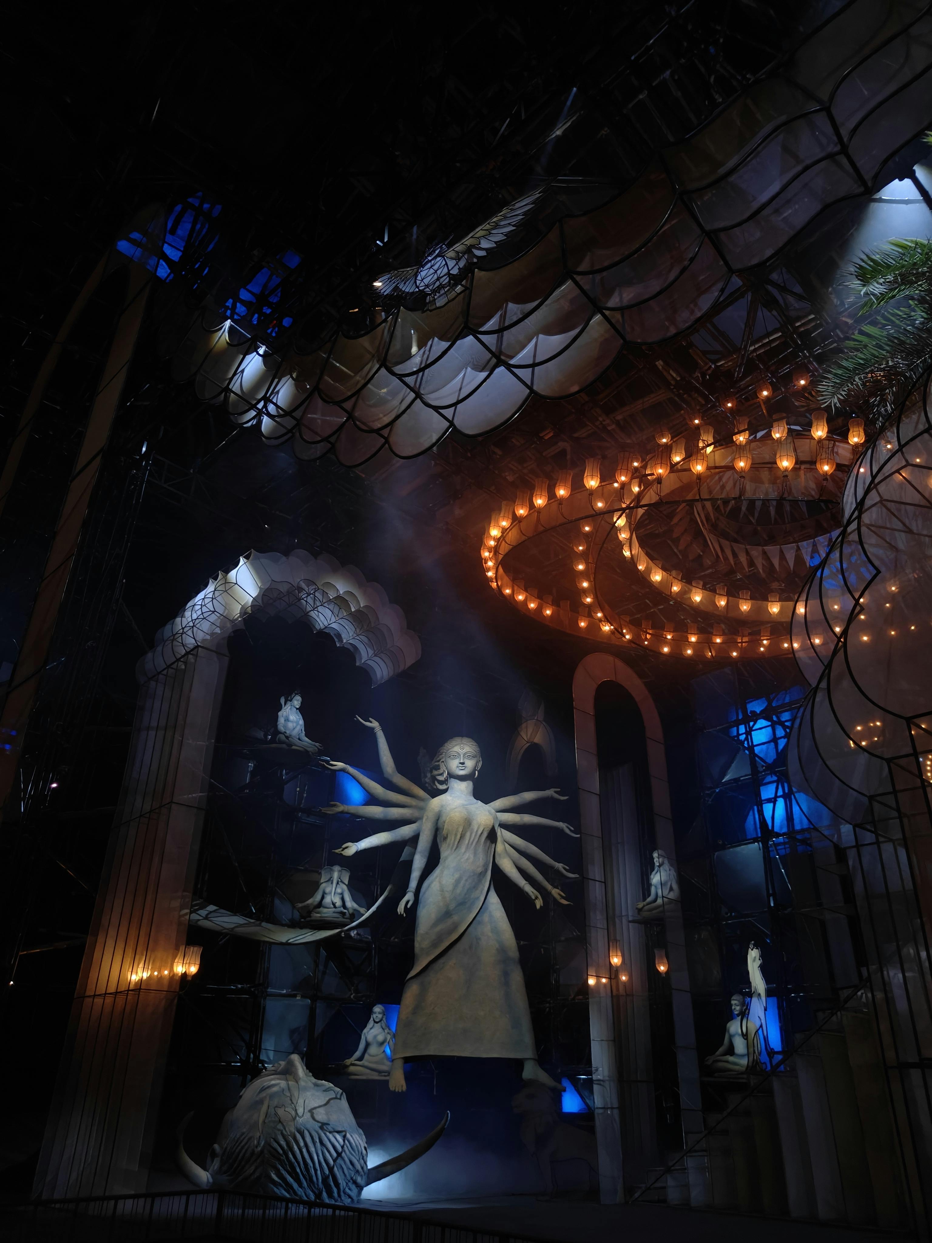 De franc Un escenari nocturn captivador amb escultures artístiques i una il·luminació espectacular. Foto d'estoc