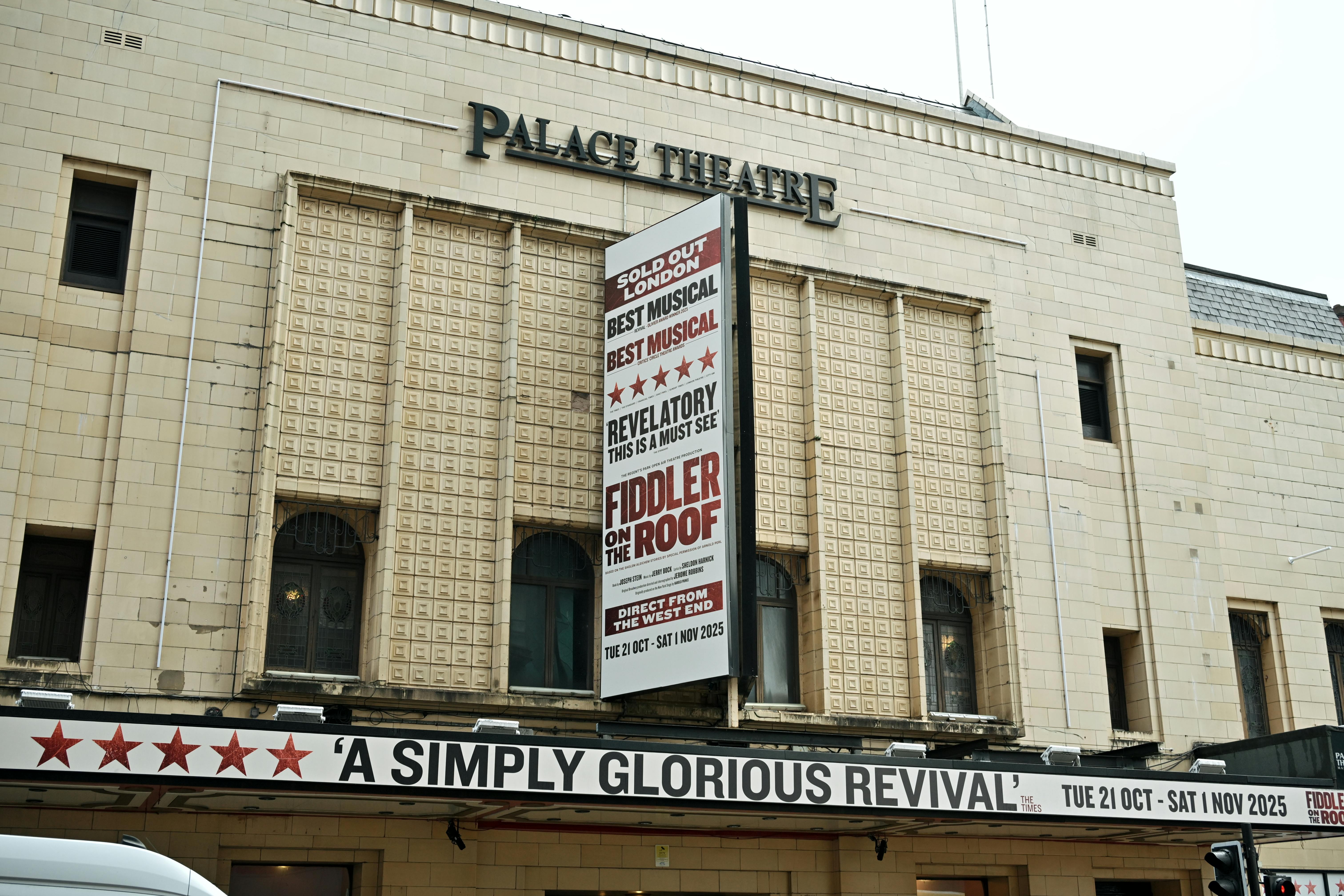 grátis Vista Externa Do Palace Theatre Com O Violinista No Telhado Foto profissional